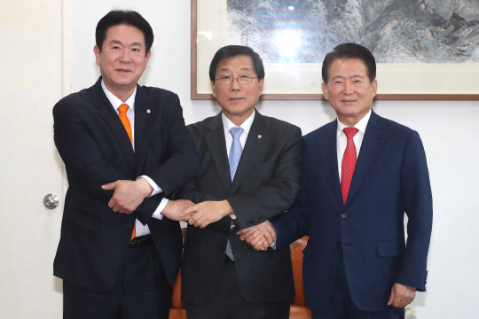 왼쪽부터 바른미래당 이동섭 원내수석부대표, 더불어민주당 윤후덕 원내수석부대표, 자유한국당 김한표 원내수석부대표.가 3일 국회에서 2월 임시국회 의사 일정을 논의하기 위한 회동에 앞서 손을 맞잡고 있다.  연합뉴스